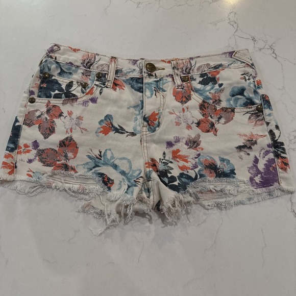 Free People Pants - Free People Womens Floral Denim Shorts Size 27 EUC‎